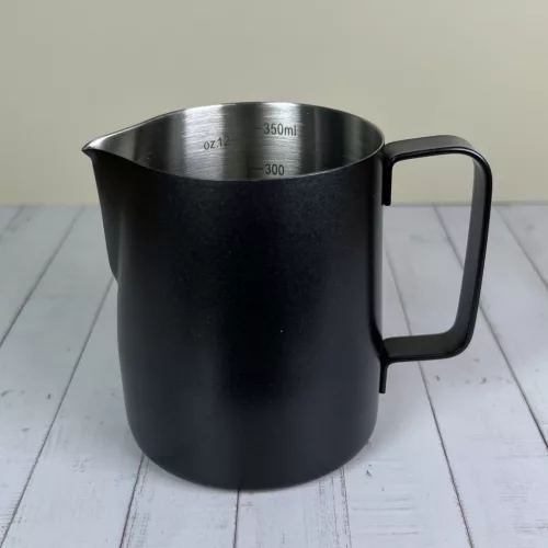 Tejkiöntő kanna fekete 600ml