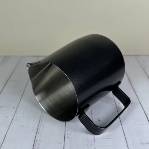 Tejkiöntő kanna fekete 600ml