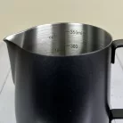Tejkiöntő kanna fekete 600ml