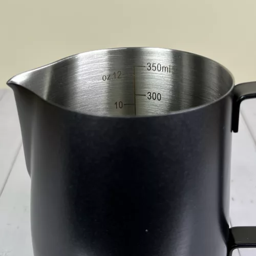 Tejkiöntő kanna fekete 600ml