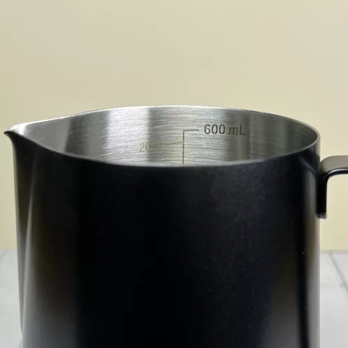 Tejkiöntő kanna fekete 600ml