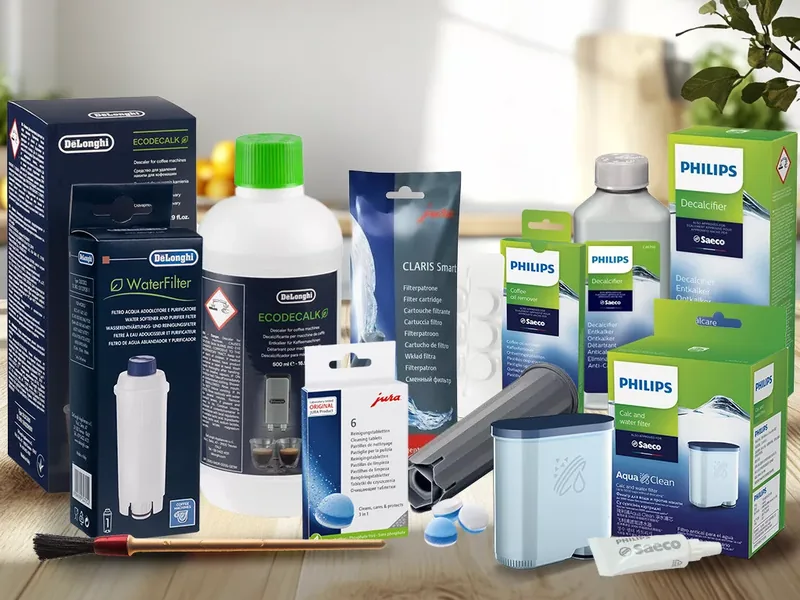 DeLonghi, Jura és Philips vízszűrők, vízkőoldók és tisztítótabletták egy konyhapulton