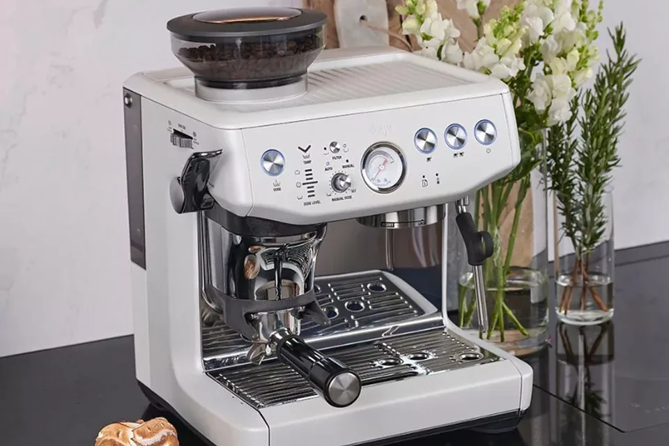 Sea Salt White színű Sage Barista Express Impress eszpresszógép egy konyhapulton